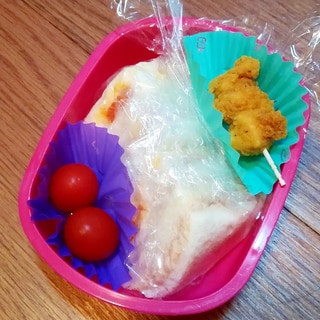 卵サンドとツナサンドとミニトマトのお弁当